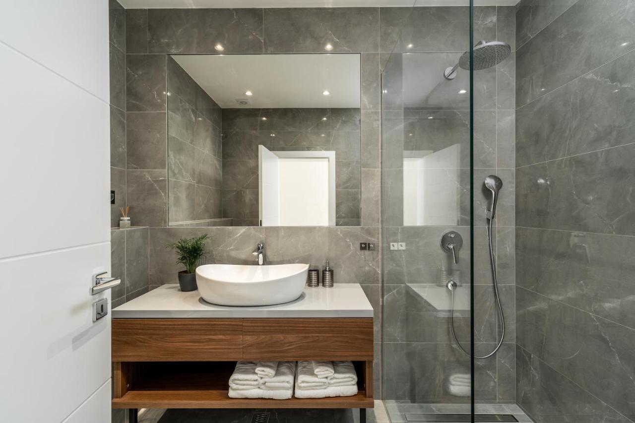 Luxurious Ada; Hot Tub, Sauna, Gym, Pool