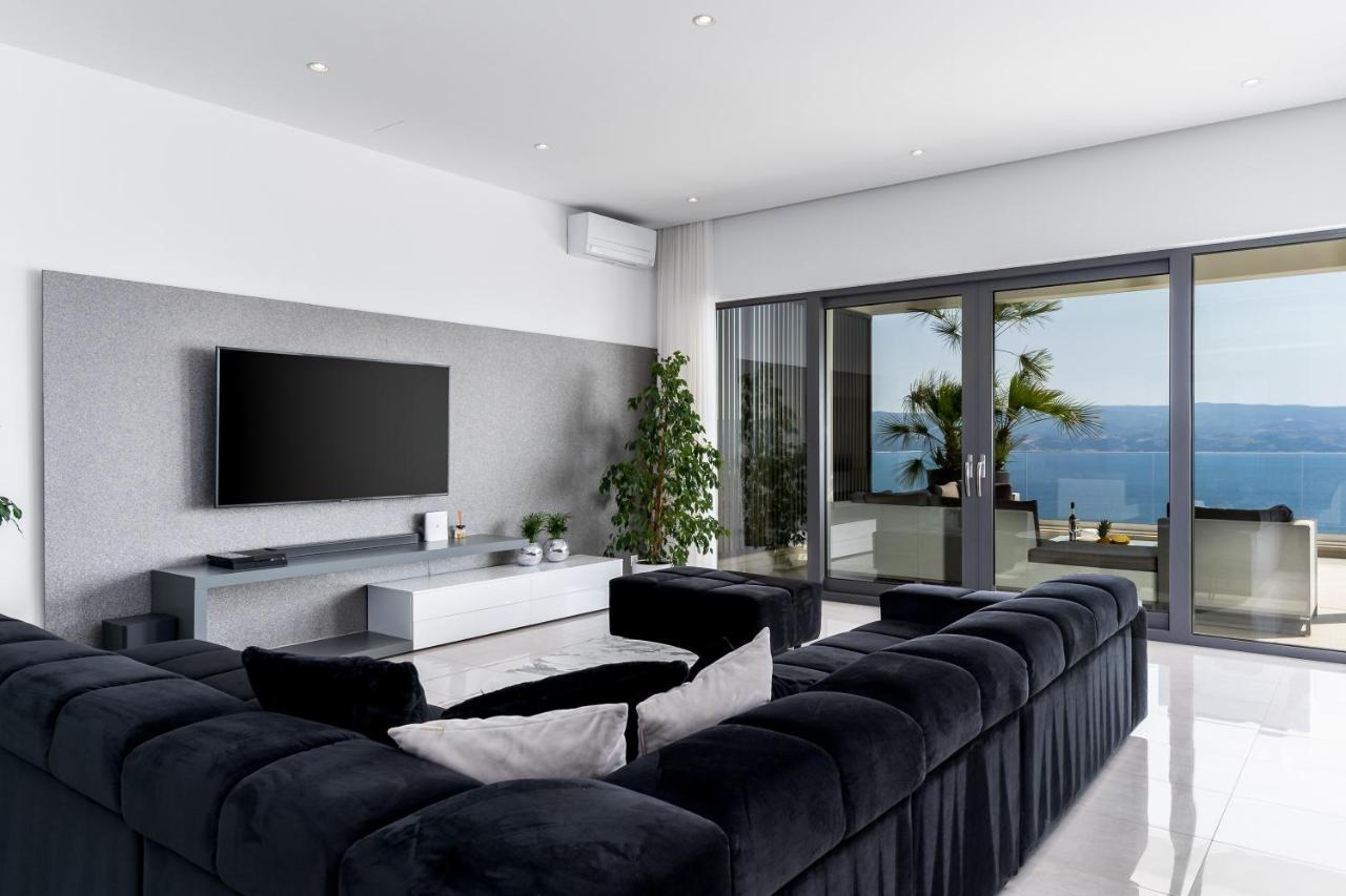 Luxurious Ada; Hot Tub, Sauna, Gym, Pool Villa *