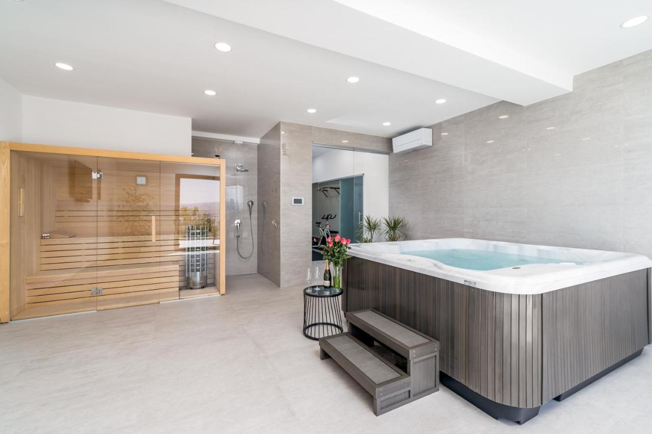Luxurious Ada; Hot Tub, Sauna, Gym, Pool Villa *