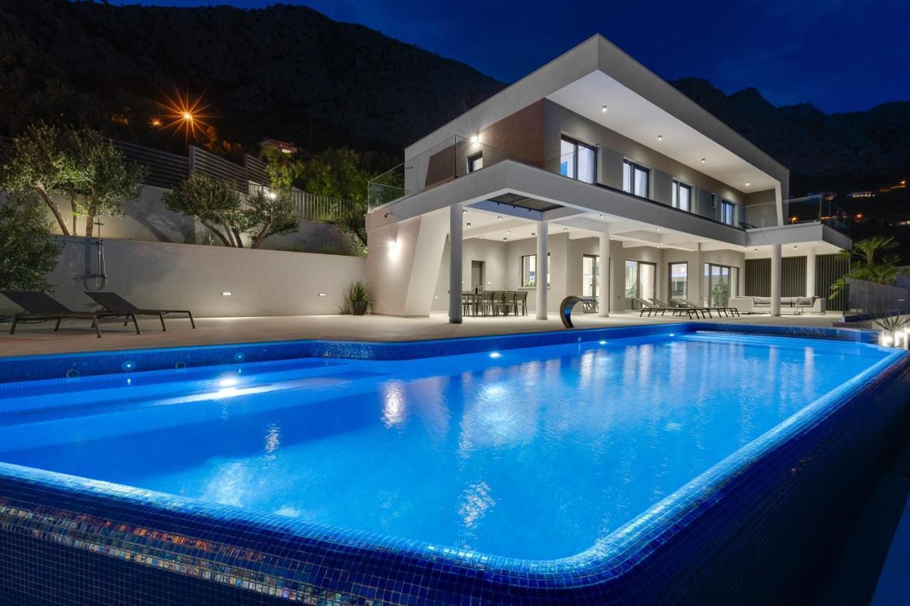 Villa Luxurious Ada; Hot Tub, Sauna, Gym, Pool *