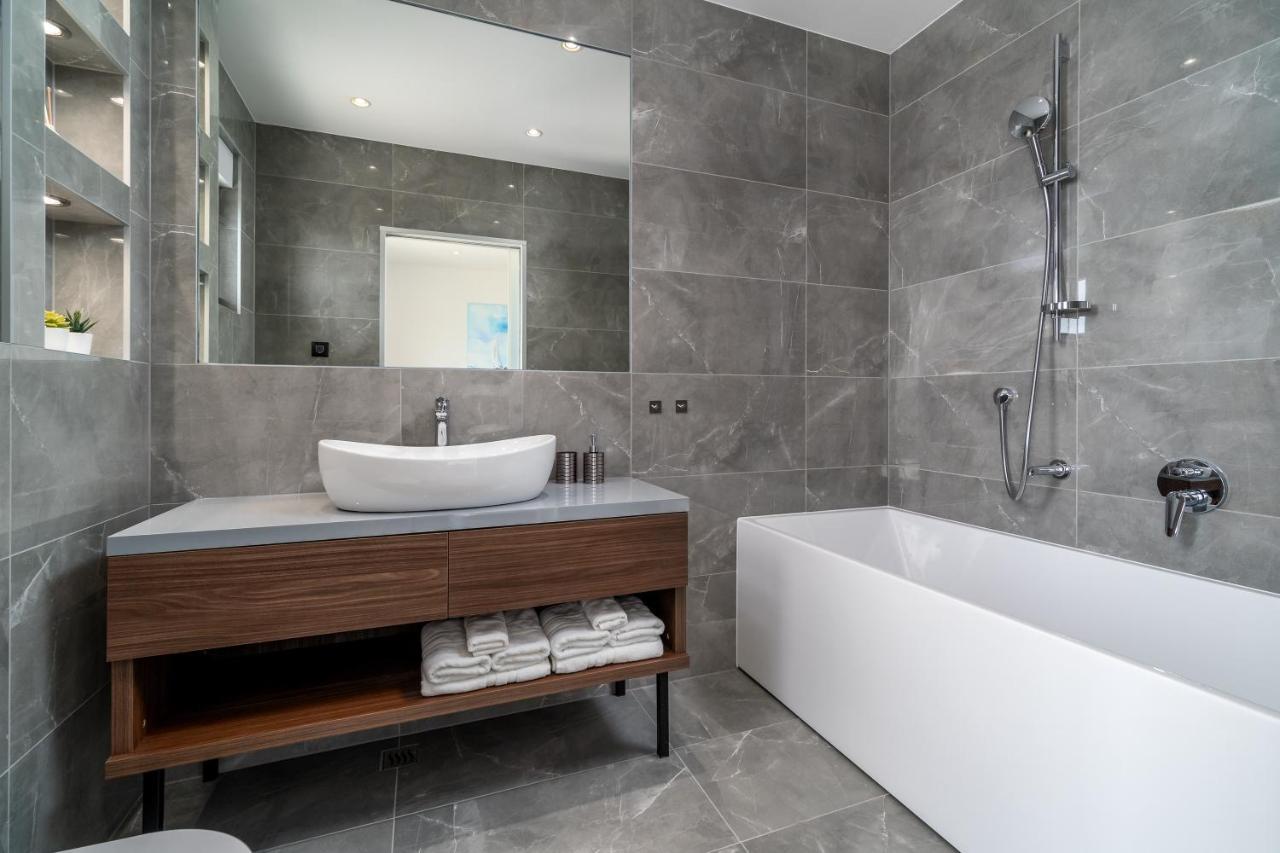 Villa Luxurious Ada; Hot Tub, Sauna, Gym, Pool