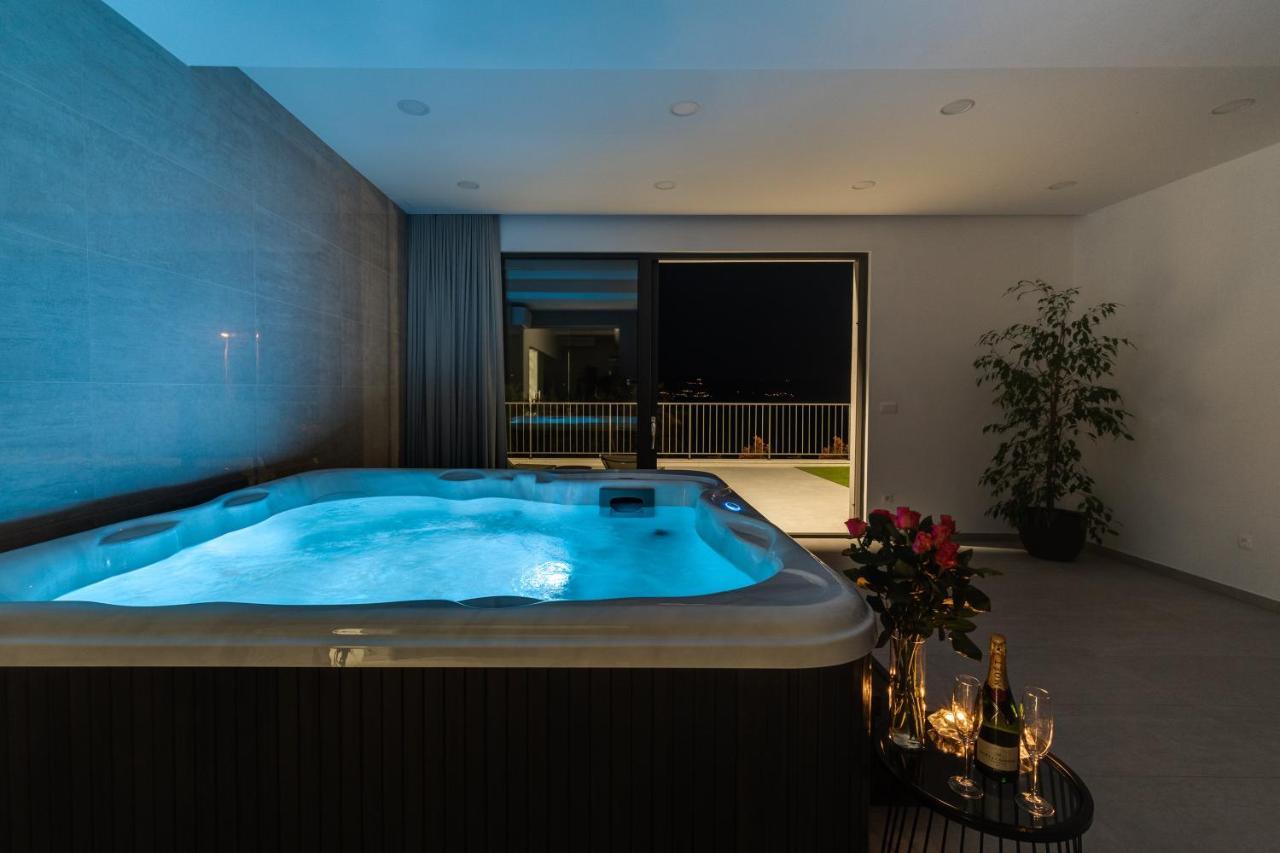 Luxurious Ada; Hot Tub, Sauna, Gym, Pool Villa