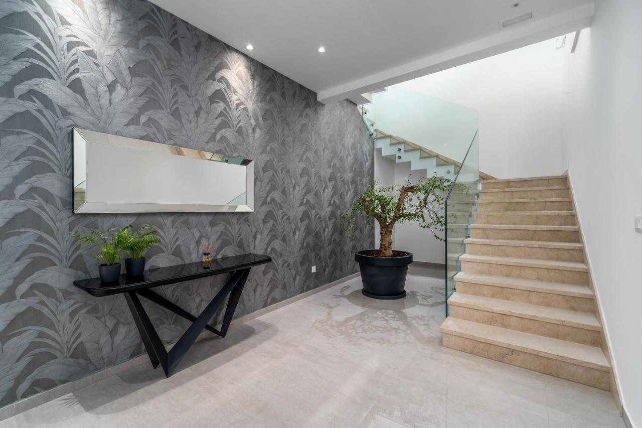 Villa Luxurious Ada; Hot Tub, Sauna, Gym, Pool *
